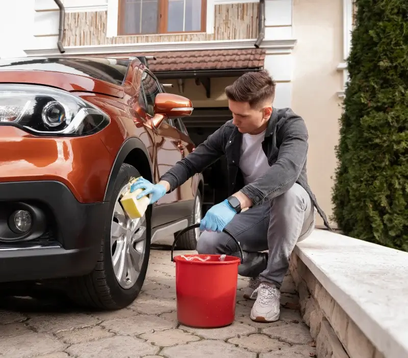 Lavage auto à domicile Plougourvest : professionnel intervenant sur un véhicule